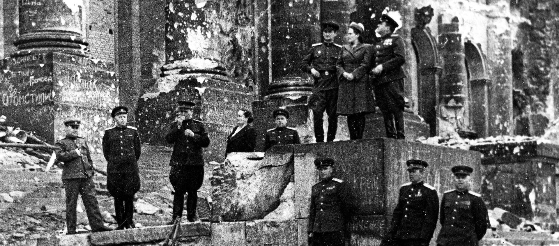 Sovjetske vođe kod zidina Rajhstaga - Sputnik Srbija, 1920, 08.05.2021