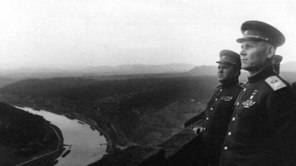 Komandant snaga prvog ukrajinskog fronta, dvostruki heroj Sovjetskog Saveza, maršal Ivan Konjev sa članom vojnog saveta K.V. Krajnjukovim - Sputnik Srbija