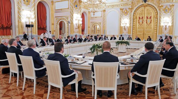 Predsednik Rusije Vladimir Putin i nemačka kancelarka Angela Merkel tokom ručka sa predstavnicima ruskih i nemačkih pooslovnih krugova u Kremlju - Sputnik Srbija