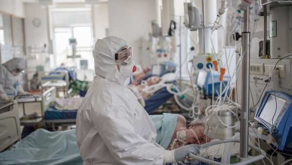 Pacijenti i lekar u odeljenju za intenzivnu negu - Sputnik Srbija