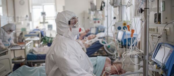 Пацијенти и лекар у одељењу за интензивну негу - Sputnik Србија
