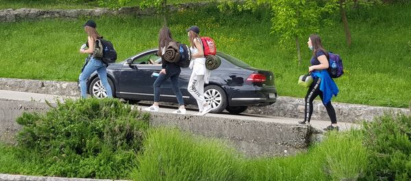 Верници снимљени на путу ка манастиру Острог Верници снимљени на путу ка манастиру Острог - Sputnik Србија