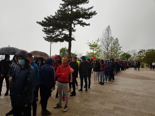 Стотине верника на Острогу, митрополит Амфилохије служи литургију /фото/ - Sputnik Србија