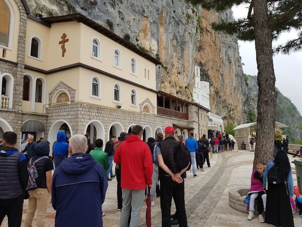 Стотине верника на Острогу, митрополит Амфилохије служи литургију /фото/ - Sputnik Србија