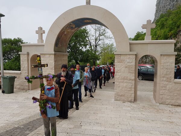 Стотине верника на Острогу, митрополит Амфилохије служи литургију /фото/ - Sputnik Србија