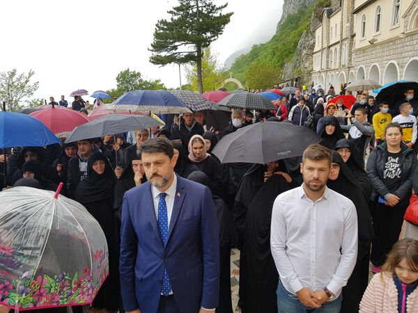 Стотине верника на Острогу, митрополит Амфилохије служи литургију /фото/ - Sputnik Србија