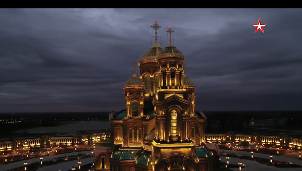 Спектакуларан снимак из дрона: Главни храм руске војске ноћу /видео/ - Sputnik Србија