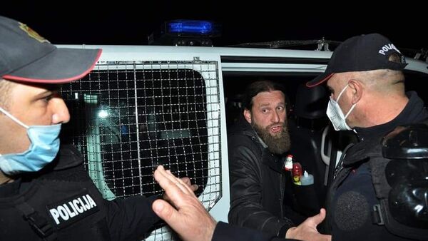 Свештеник излази из полицијског комбија - Sputnik Србија