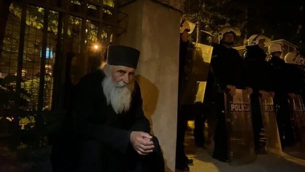 Sveštenik u Nikšiću tokom prtesta zbog hapšenja vladike Joanikija i sveštenstva - Sputnik Srbija