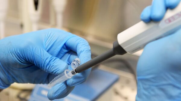Лаборант научно-истраживачке лабораторије у Казању ради на испитивању вакцине против вируса корона - Sputnik Србија