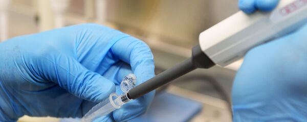 Лаборант научно-истраживачке лабораторије у Казању ради на испитивању вакцине против вируса корона - Sputnik Србија