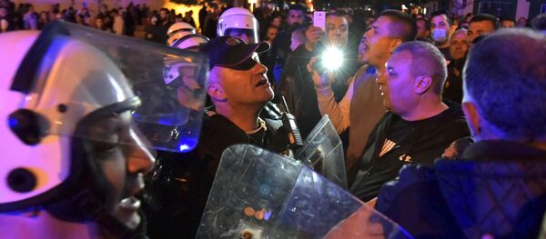 Никшићани и црногоркса полиција у Никшићу 13.маја Никшићани и црногоркса полиција у Никшићу 13.маја - Sputnik Србија