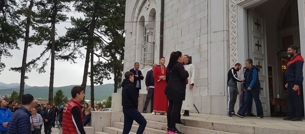 Никшићани поштују мере испред Саборног храма - Sputnik Србија