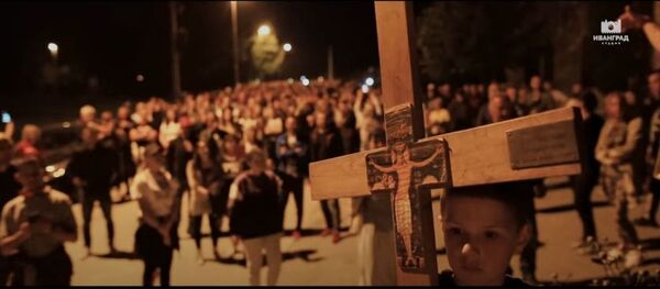 Протестна молитва испред Ђурђевих ступова поводом хапшења владике Јоаникија - Sputnik Србија