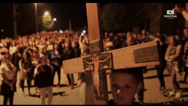 Протестна молитва испред Ђурђевих ступова поводом хапшења владике Јоаникија - Sputnik Србија