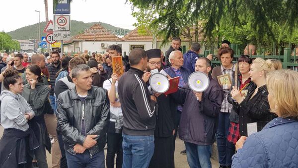 Otac Roman čita molitvu ispred Osnovnog suda - Sputnik Srbija