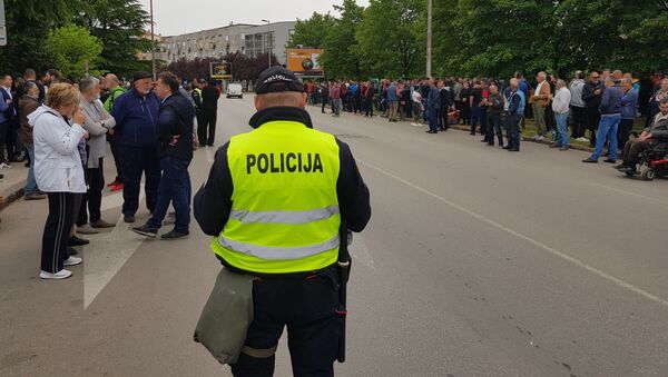 Građani ispred zgrade Osnovnog suda u Nikšiću - Sputnik Srbija