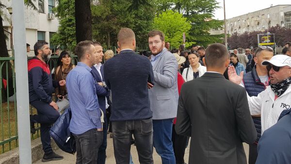 Građani ispred zgrade Osnovnog suda u Nikšiću - Sputnik Srbija