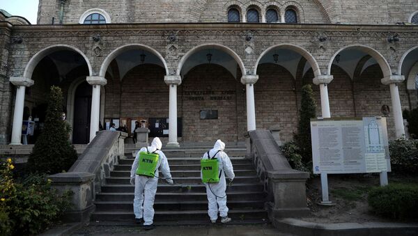 Radnici u zaštitnim odelima dezinfikuju stepenište i ulaz u crkvu u Sofiji - Sputnik Srbija