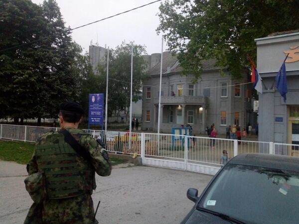 Војска ноћас већ интервенисала у Шиду Војска ноћас већ интервенисала у Шиду - Sputnik Србија