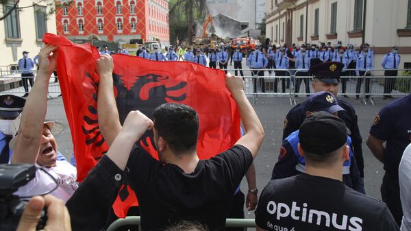 Protest u Tirani zbog rušenja nacionalnog teatra - Sputnik Srbija