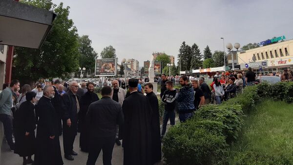 Народ се окупио испред суда у Беранима где ће бити саслушани свештеници - Sputnik Србија