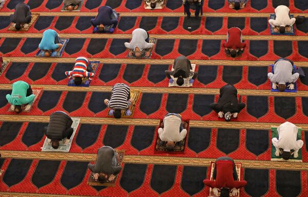 Верници током молитве за време муслиманског светог месеца Рамазана, држећи се на сигурној удаљености једни од других у џамији Мухамед ел Амин у главном граду Либана Бејруту, 8. маја 2020. године.
 - Sputnik Србија