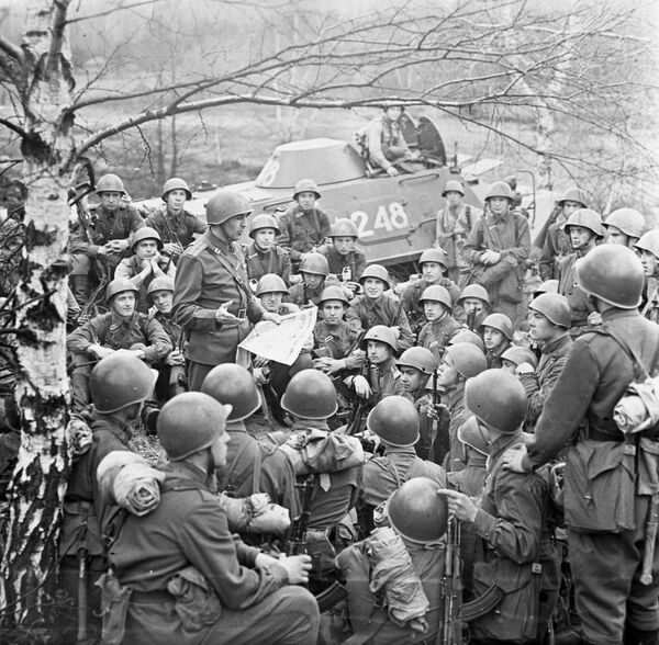 „Okupatori u NDR“: Kako u Nemačkoj pokušavaju da prevaspitaju istočne Nemce - Sputnik Srbija