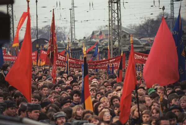 „Okupatori u NDR“: Kako u Nemačkoj pokušavaju da prevaspitaju istočne Nemce - Sputnik Srbija