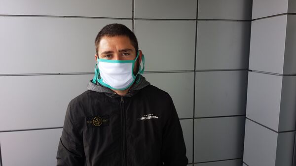 Vozi, Miško, bez maske: Sedišta neobeležena, putnici sede zajedno, ne mere im temperaturu... /foto/ Vozi, Miško, bez maske: Sedišta neobeležena, putnici sede zajedno, ne mere im temperaturu... /foto/ - Sputnik Srbija