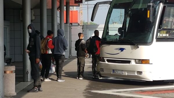Мигранти улазе у аутобус један по један - Sputnik Србија