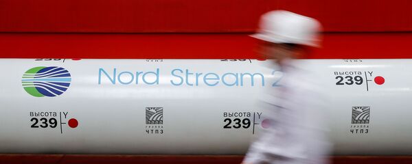 Лого гасовода Северни ток 2 на цеви направљеној у постројењу за ваљање цеви у Чељабинску Лого гасовода Северни ток 2 на цеви направљеној у постројењу за ваљање цеви у Чељабинску - Sputnik Србија