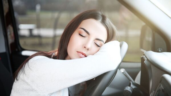 Девојка спава на волану аутомобила - Sputnik Србија