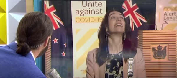 Џасинда Ардерн уживо је давала интервју  - Sputnik Србија