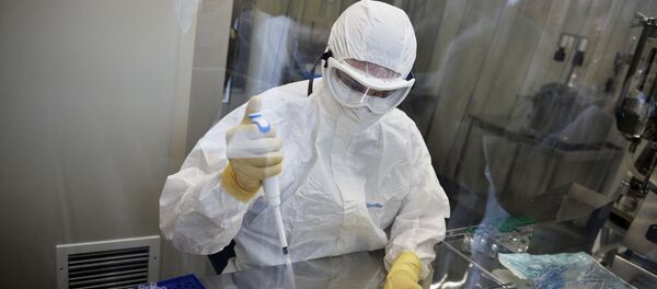Лаборант на Научно-истраживачком институту Гамалеја током испитивања вакцине Лаборант на Научно-истраживачком институту Гамалеја током испитивања вакцине - Sputnik Србија