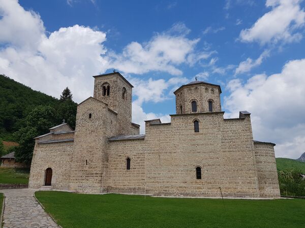 EKSKLUZIVNO Episkop Joanikije: Sve ukazuje da je atentat u Beogradu naručen iz Crne Gore /video/ - Sputnik Srbija