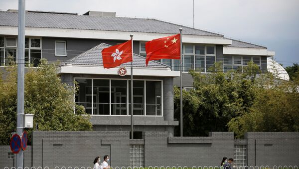 Zastave Kine i Hongkonga ispred zgrade predstavništva Vlade Hongkonga u Pekingu - Sputnik Srbija