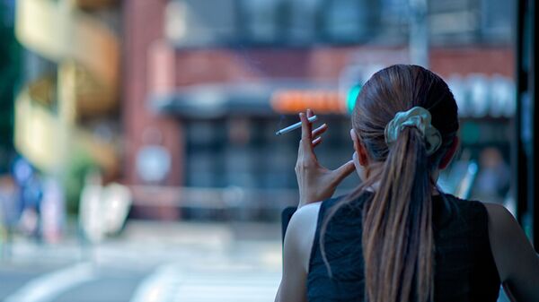 Девојка пуши цигарету - Sputnik Србија