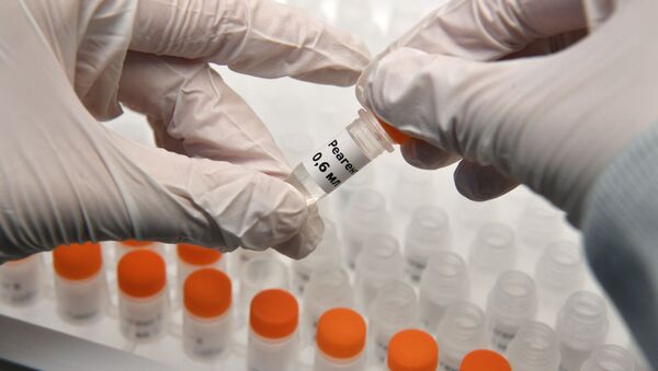 Bočice sa reagensima za brze testove na virus korona u laboratoriji u Tehnološkom parku Skolkovo. - Sputnik Srbija