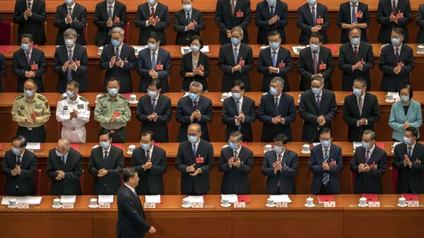 Poslanici aplaudiraju predsedniku Kine Si Đinpingu na početku sednice parlamenta u Pekingu - Sputnik Srbija