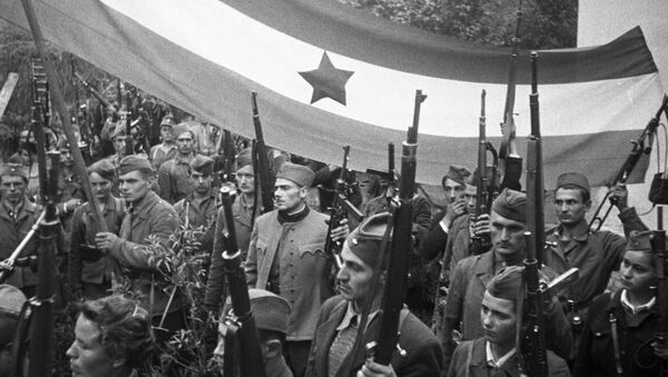 Партизани са заставом Југославије - Sputnik Србија