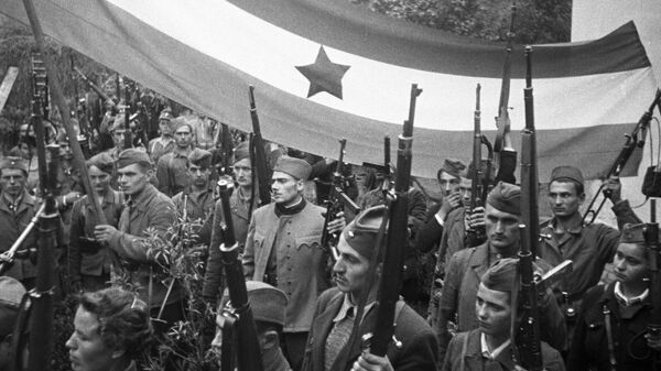 Партизани са заставом Југославије - Sputnik Србија