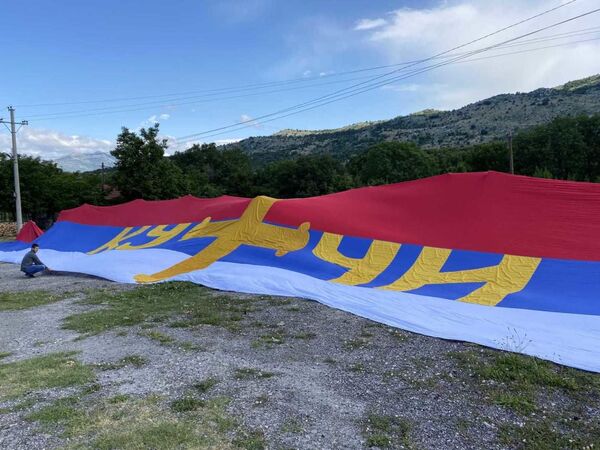 Кучи дочекали митрополита Амфилохија и владику Јоаникија тробојком од 70 метара /фото/ Кучи дочекали митрополита Амфилохија и владику Јоаникија тробојком од 70 метара /фото/ - Sputnik Србија