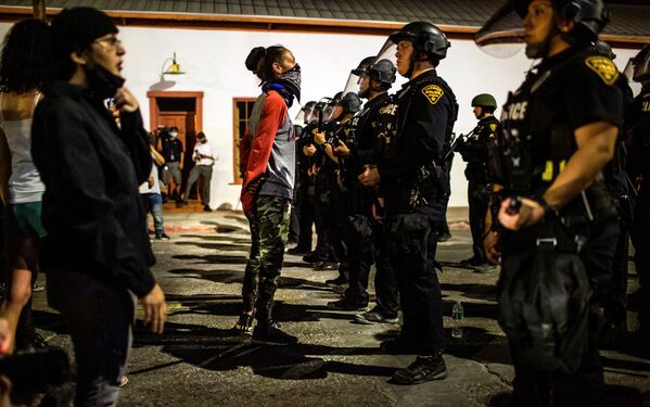 Demonstranti i policajci u Tusonu u SAD zbog smrti Afroamerikanca Džordža Flojda tokom hapšenja. - Sputnik Srbija