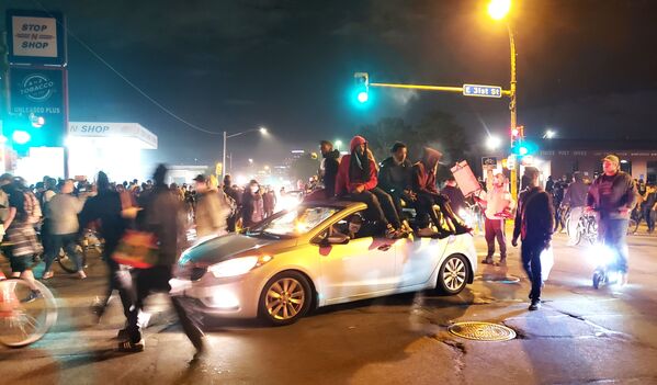 Protesti u Mineapolisu zbog smrti Afroamerikanca Džordža Flojda tokom hapšenja. - Sputnik Srbija