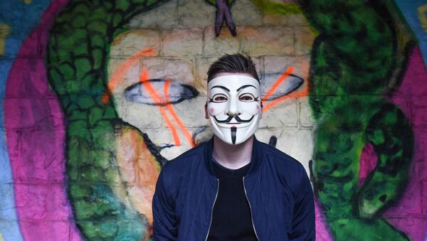 Čovek sa maskom grupe Anonimus - Sputnik Srbija