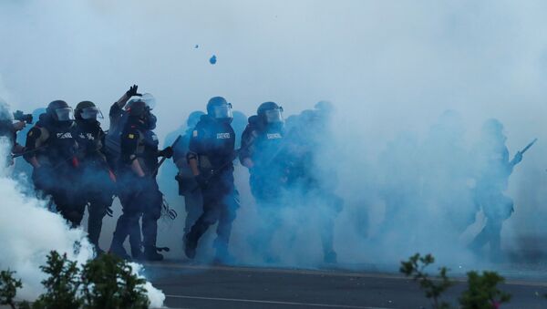 Pripadnici interventne policije tokom protesta u Mineapolisu - Sputnik Srbija