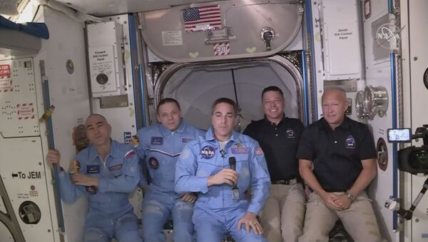 Посада Међународне свемирске станице након дочека два америчка астронаута која су долетела бродом Кру Драгон компаније Спејсикс - Sputnik Србија