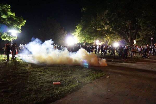 Neredi u Vašingtonu tokom demonstracija koje su organizovane protiv policijske brutalnosti zbog smrti Džordža Flojda prilikom hapšenja. - Sputnik Srbija