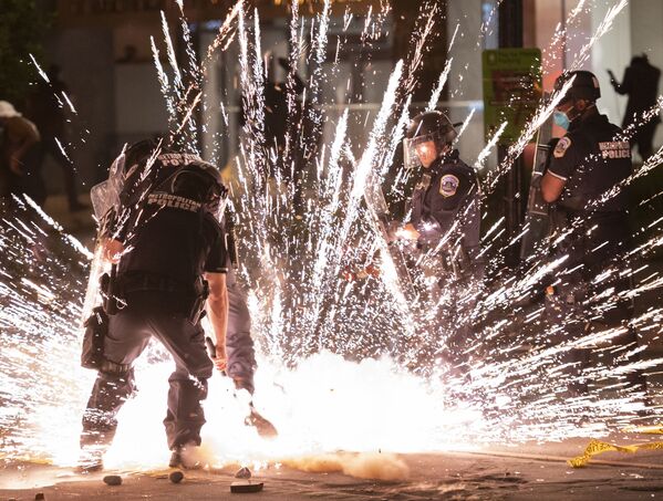 Eksplozija pirotehničkih sredstava bačenih na protestu ispred Bele kuće u Vašingtonu, 31. maja. - Sputnik Srbija